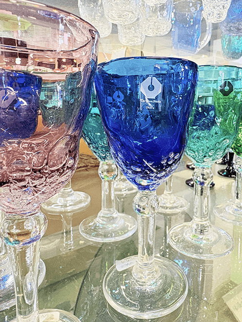 店内に並ぶガラス作品