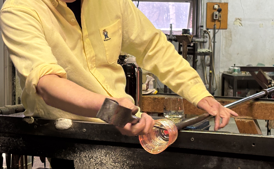 工房で吹きガラスを制作する様子