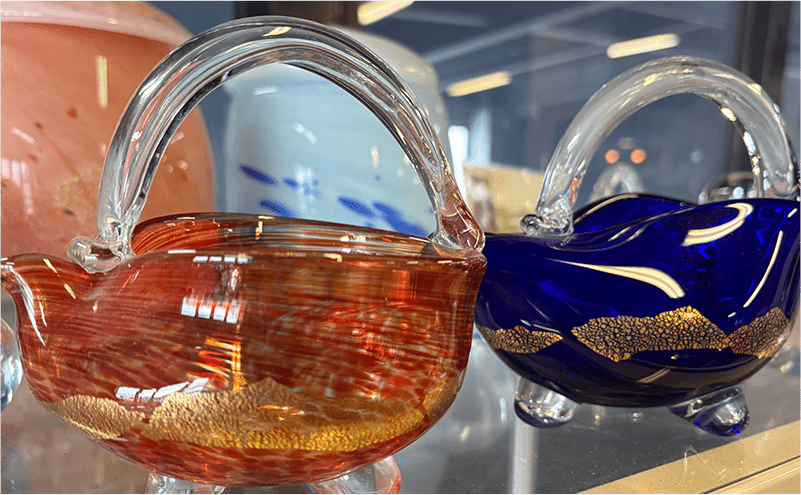 ガラス作品のある店内風景