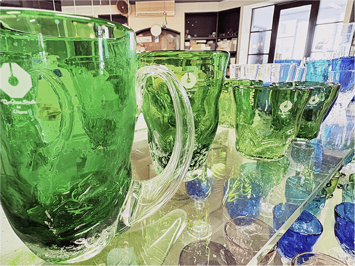 ガラス照明と店内ディスプレイ